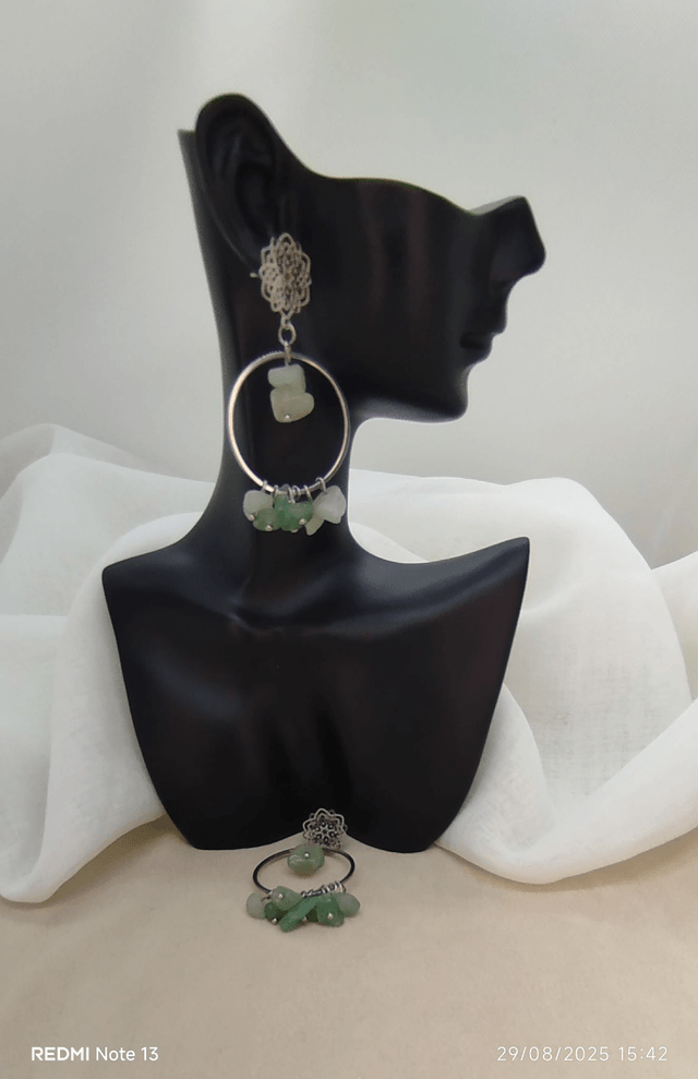 Clous d'oreilles forme "fleur" et anneaux en acier inoxydable et pierres naturelles baroques aventurine verte.