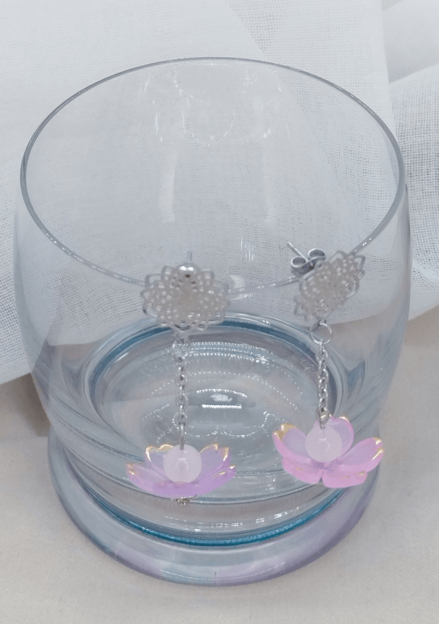 Clous d'oreilles fleur en acier inoxydable ornés d'une fleur acrylique et perle naturelle quartz rose.