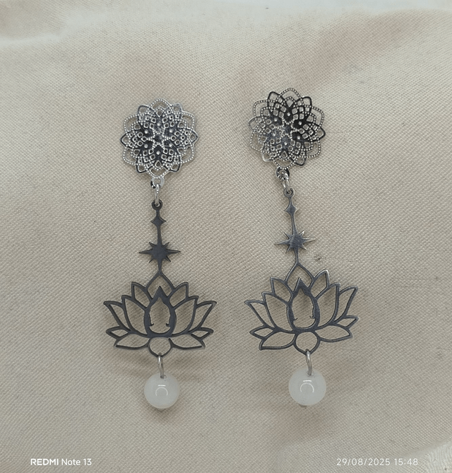 Clous d'oreilles forme "fleur" avec pendentif "lotus" en acier inoxydable, et pierres naturelles 6mm pierre de lune.