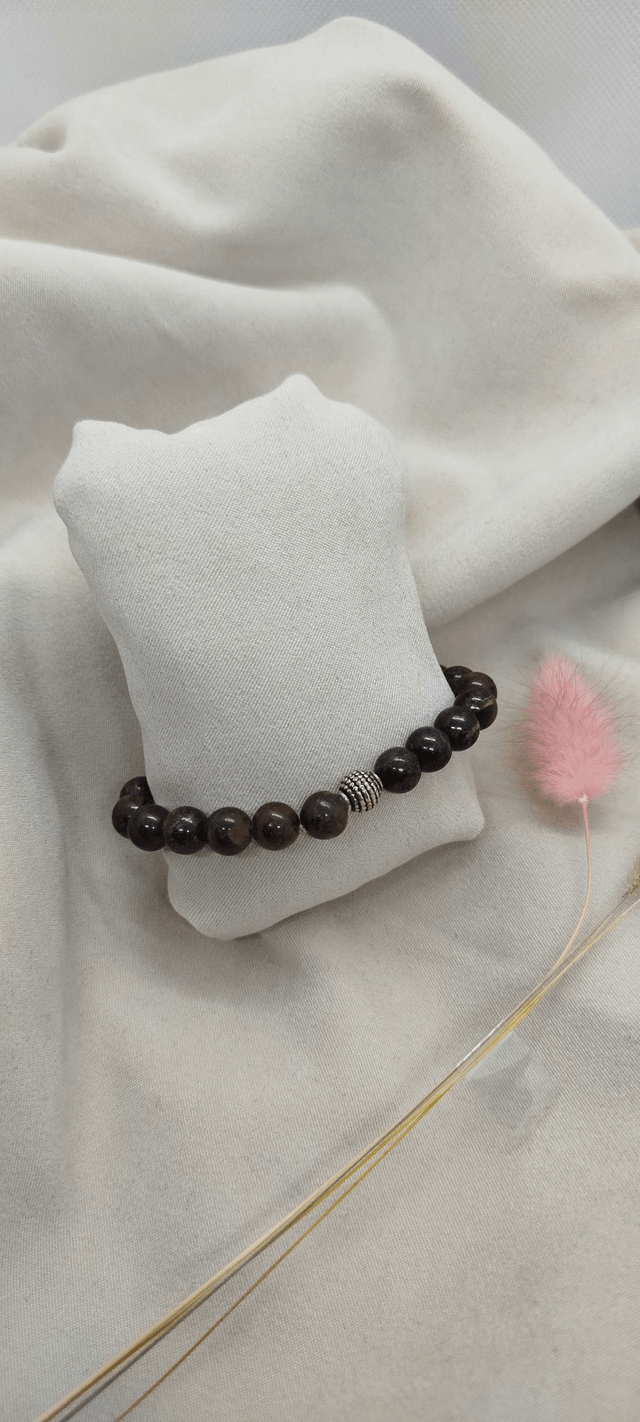 N° 399. Bracelet 17 cm en pierres naturelles de 8 mm (bronzite ou enstatite). 
