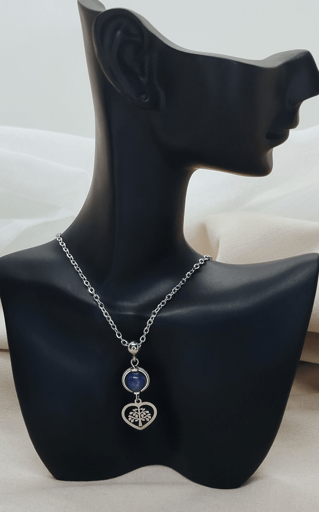 Collier acier inoxydable 50 cm agrémenté d'un pendentif "arbre de vie cœur" et perle pierre naturelle sodalite.