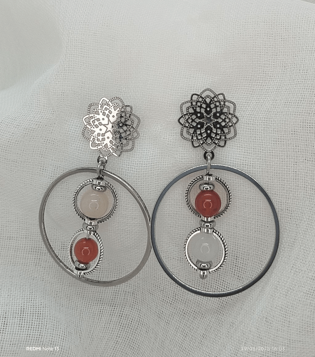 Clous d'oreilles forme "fleur" et anneaux en acier inoxydable, et pierres naturelles 6 mm cornaline et aventurine rose.