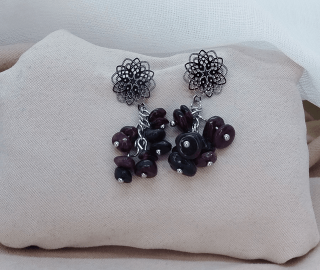 Clous d'oreilles "fleurs" en acier inoxydable et pierres naturelles (grenat)