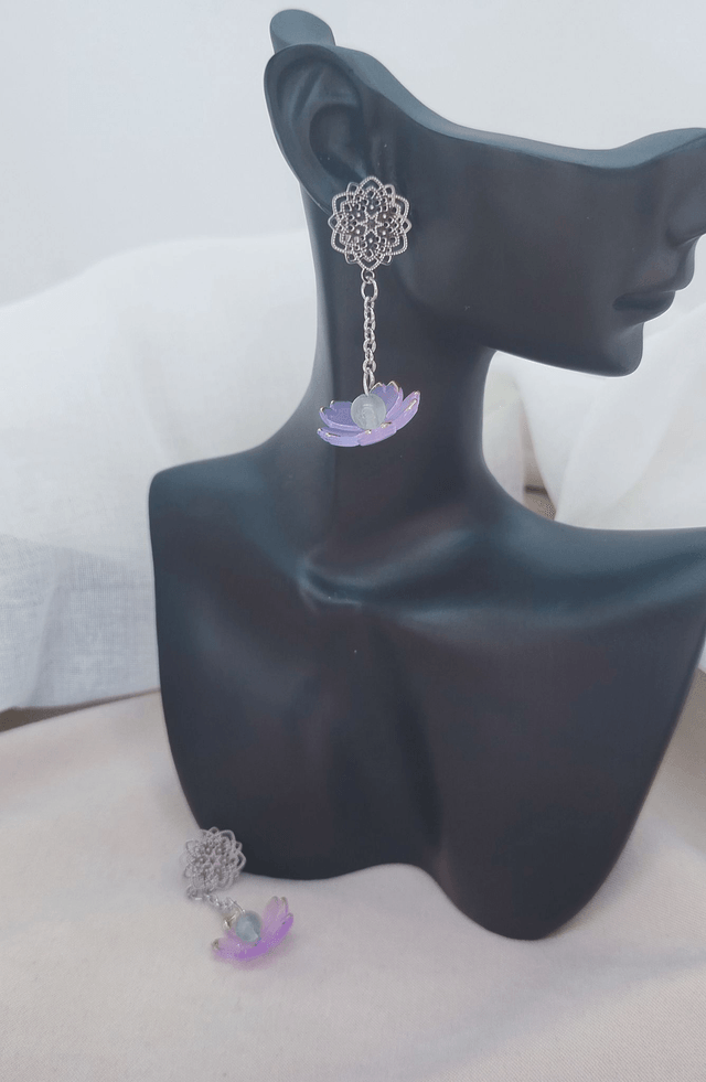 Clous d'oreilles fleur en acier inoxydable, ornés d'une fleur acrylique et pierre naturelle fluorite.