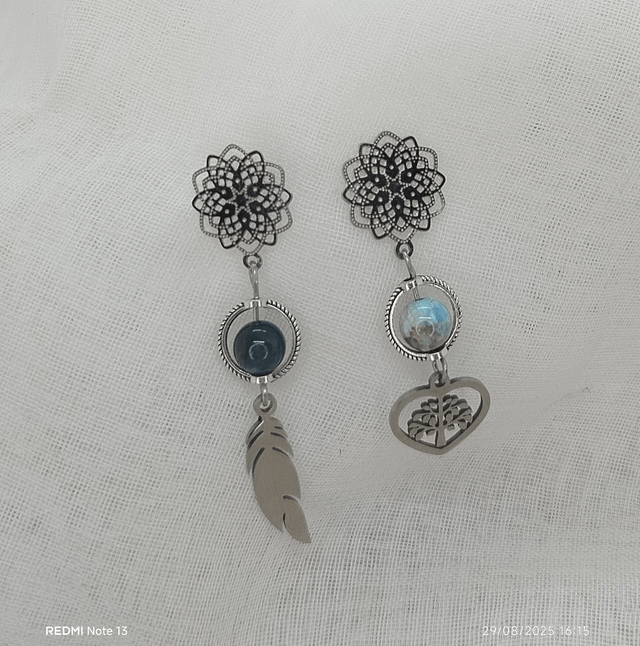 Clous d'oreilles "fleur" avec perles naturelles apatite 6 mm et pendentif "arbre de vie" et "plume" en acier inoxydable.