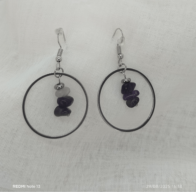 Boucles d'oreilles à crochets et anneau en acier inoxydable et pierres naturelles baroques améthyste.