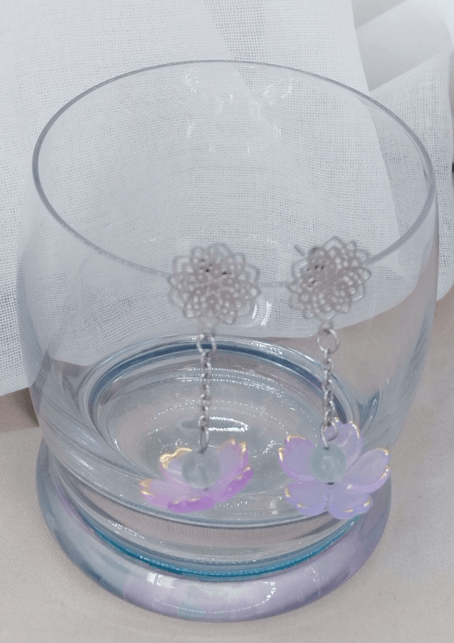 Clous d'oreilles fleur en acier inoxydable, ornés d'une fleur acrylique et pierre naturelle fluorite.