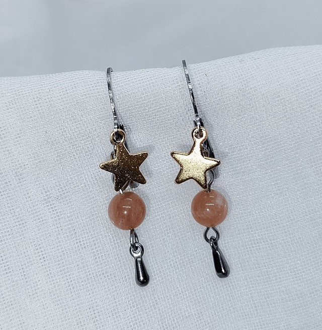 Dormeuses d'oreilles avec pendentif doré "étoile" en acier inoxydable, avec pierres naturelles (pierre de soleil)