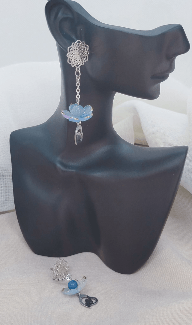 Clous d'oreilles fleur en acier inoxydable, ornés d'une fleur acrylique et pierre naturelle aventurine bleue.