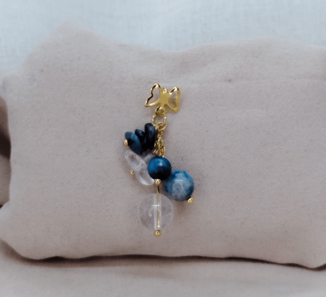 Clous d'oreilles "papillons dorés" acier inoxydable avec pierres baroques naturelles (sodalite, cristal de roche)