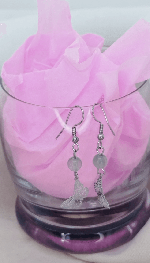 Boucles d'oreilles crochets en acier inoxydable ornées d'une pierre naturelle fluorite et d'un pendentif "papillon".