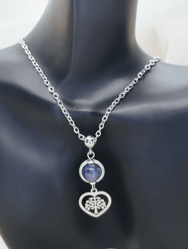 Collier acier inoxydable 50 cm agrémenté d'un pendentif "arbre de vie cœur" et perle pierre naturelle sodalite.
