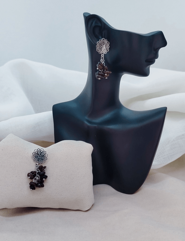 Clous d'oreilles "fleurs" en acier inoxydable et pierres naturelles (grenat)