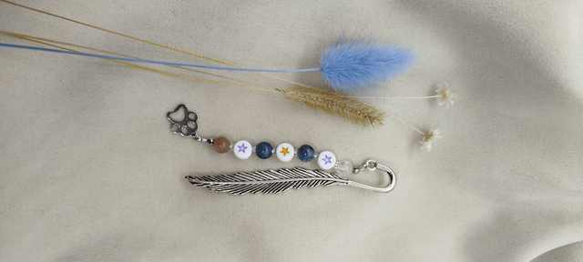 Marque-pages style tibétain avec pierres naturelles (sodalite, cristal de roche, apatite, pierre de lune)