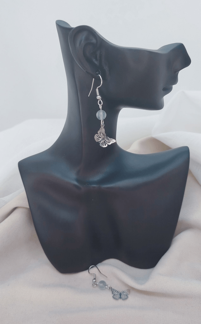 Boucles d'oreilles crochets en acier inoxydable ornées d'une pierre naturelle fluorite et d'un pendentif "papillon".