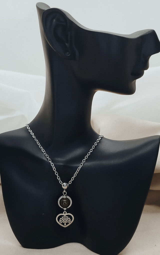 Collier chaîne acier inoxydable 50 cm agrémenté d'un pendentif "arbre de vie cœur" et perle pierre naturelle agate marron.