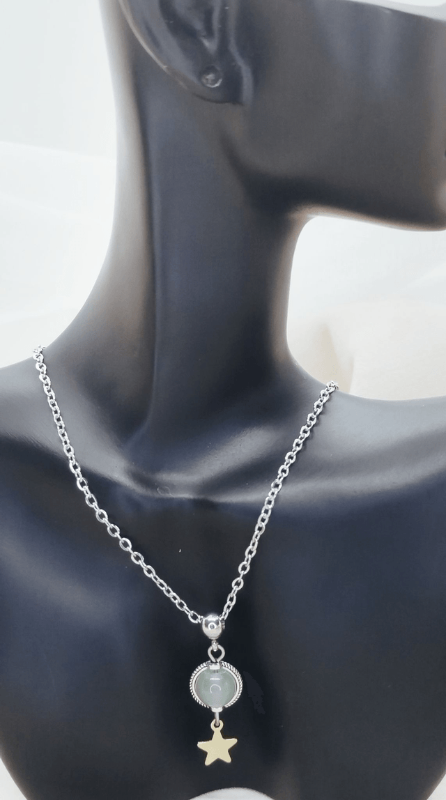 Collier acier inoxydable 50 cm agrémenté d'un pendentif "étoile dorée acier" et d'une perle pierre naturelle aventurine verte.