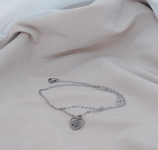 Chaîne de cheville en acier inoxydable ornée d'un pendentif "arbre de vie cœur".