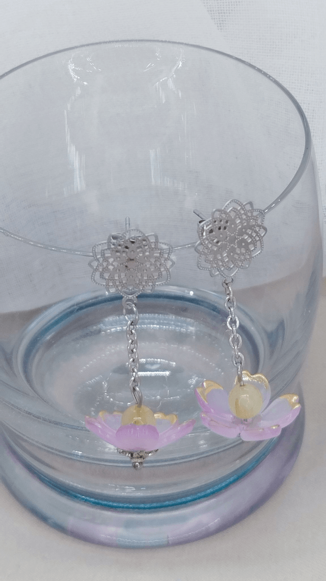 Clous d'oreilles fleur en acier inoxydable, ornés d'une fleur acrylique et perle naturelle quartz rutile.
