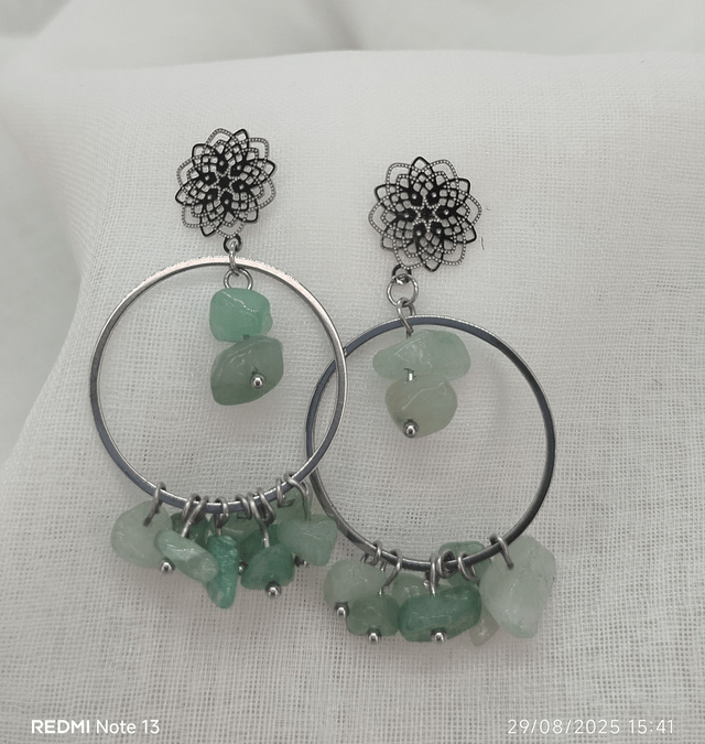 Clous d'oreilles forme "fleur" et anneaux en acier inoxydable et pierres naturelles baroques aventurine verte.