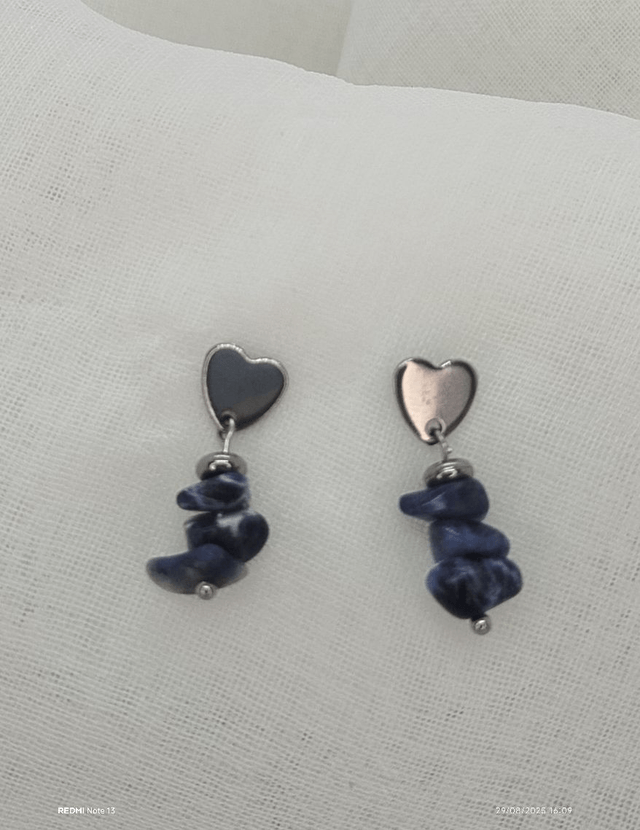 Clous d'oreilles forme "cœur" avec pierres naturelles baroques sodalite.