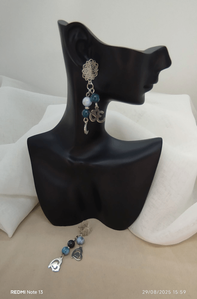 Clous d'oreilles forme "fleur" et pendentifs "cœur, croissant de lune" et "OM hindou" en acier inoxydable, et perles naturelles 6 mm apatite bleue.