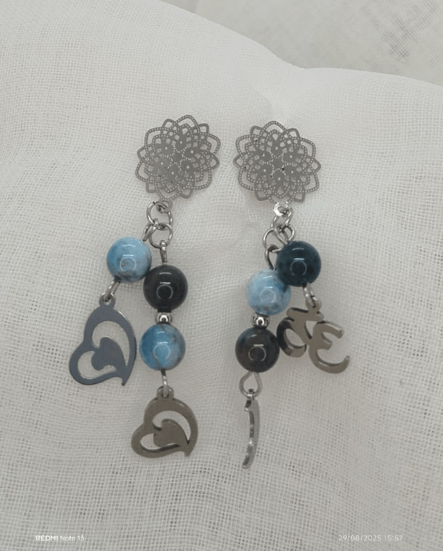 Clous d'oreilles forme "fleur" et pendentifs "cœur, croissant de lune" et "OM hindou" en acier inoxydable, et perles naturelles 6 mm apatite bleue.