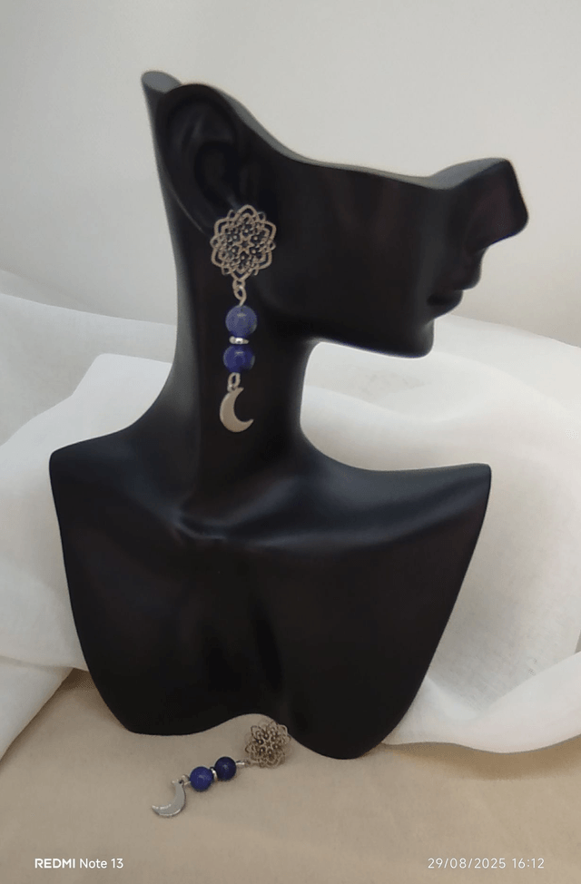 Clous d'oreilles "fleur" et pendentif "croissant de lune" avec pierres naturelles sodalite 6 mm.