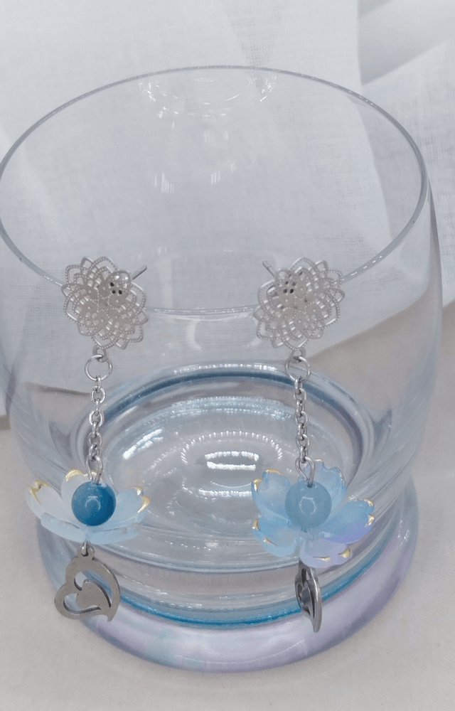 Clous d'oreilles fleur en acier inoxydable, ornés d'une fleur acrylique et pierre naturelle aventurine bleue.