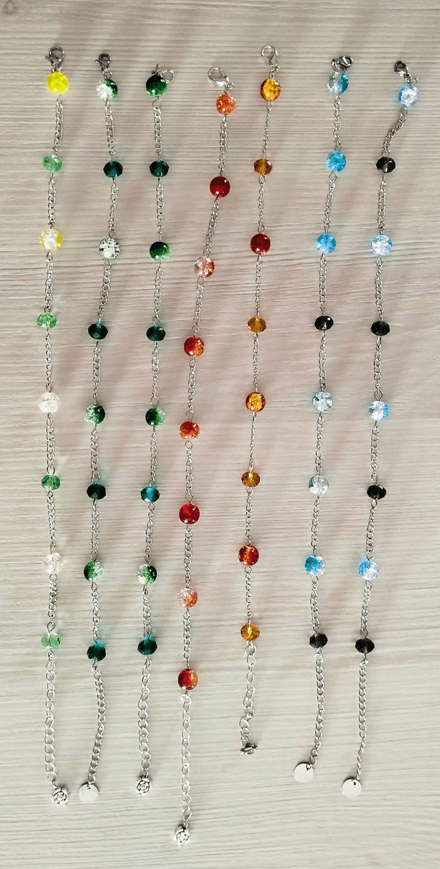 Chaînette de cheville en perles de verre craquelé et à facettes multicolores, longueur ajustable de 24 à 28 cm.
