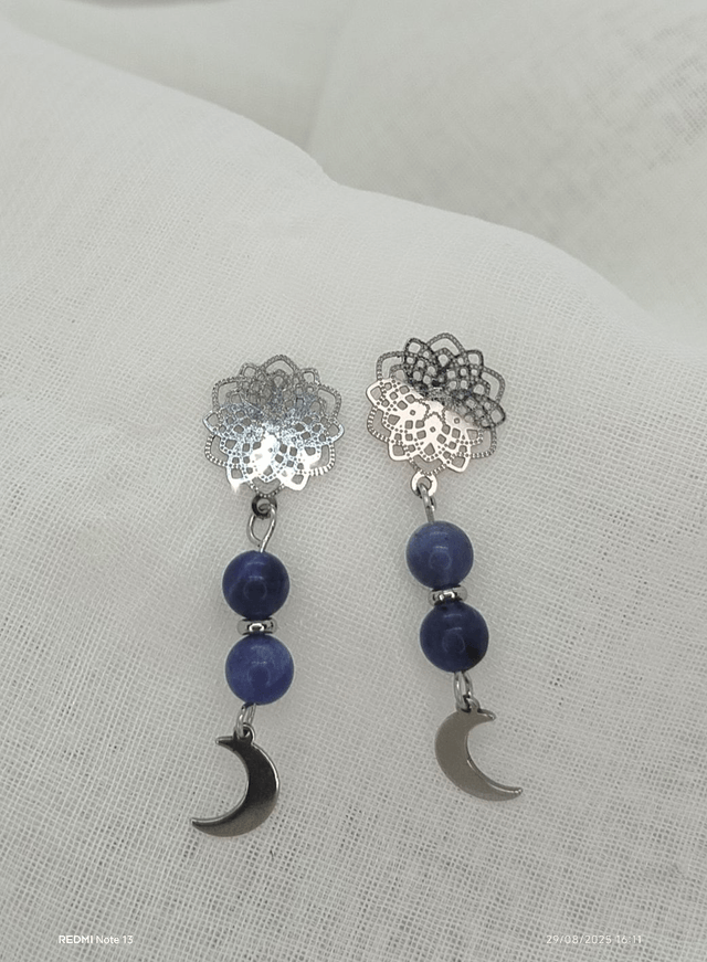 Clous d'oreilles "fleur" et pendentif "croissant de lune" avec pierres naturelles sodalite 6 mm.