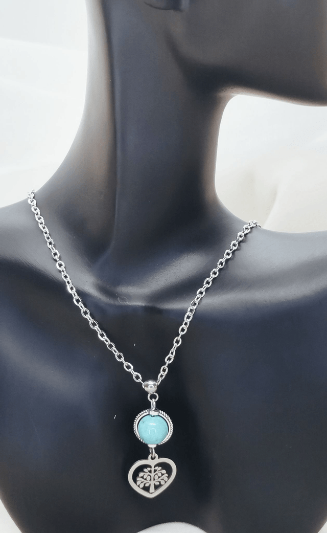 Collier acier inoxydable 50 cm agrémenté d'un pendentif "arbre de vie cœur" et pierre naturelle howlite bleue.