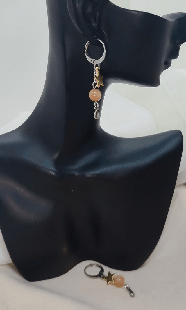 Dormeuses d'oreilles avec pendentif doré "étoile" en acier inoxydable, avec pierres naturelles (pierre de soleil)