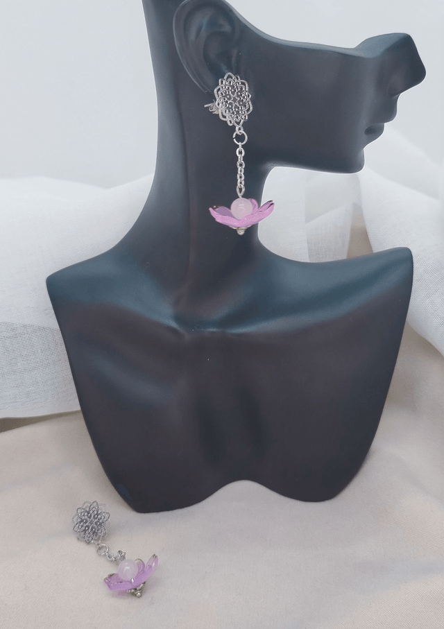 Clous d'oreilles fleur en acier inoxydable ornés d'une fleur acrylique et perle naturelle quartz rose.