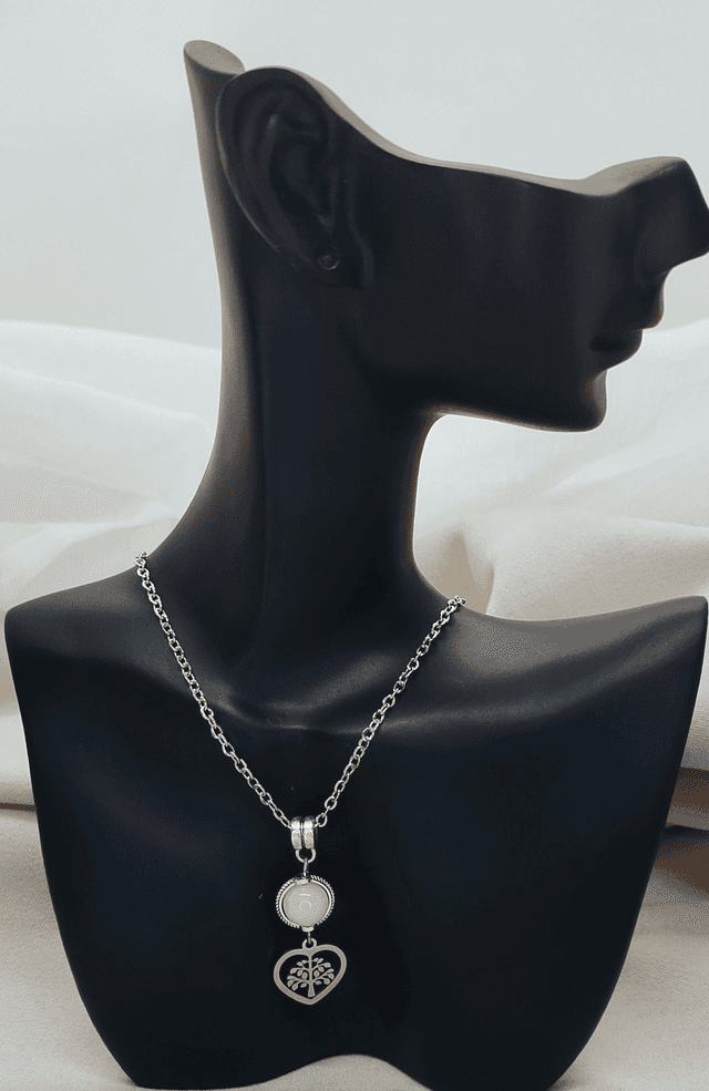 Collier acier inoxydable 50 cm agrémenté d&#039;un pendentif &quot;arbre de vie cœur&quot; et d&#039;une pierre naturelle quartz rose.