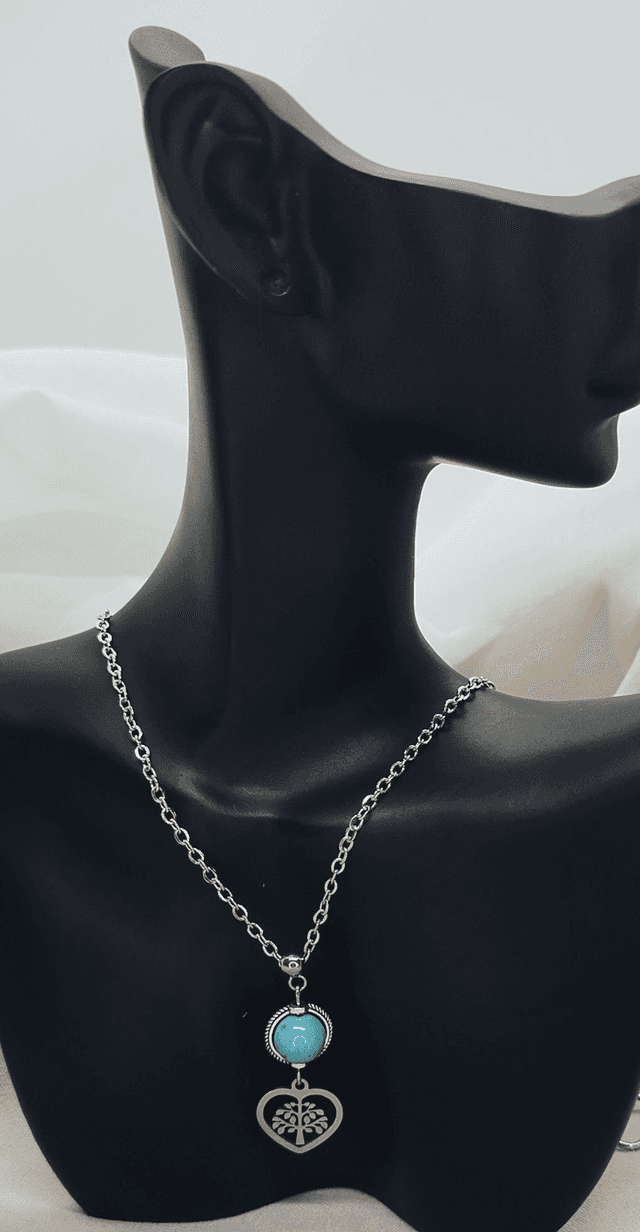 Collier acier inoxydable 50 cm agrémenté d&#039;un pendentif &quot;arbre de vie cœur&quot; et pierre naturelle howlite bleue.