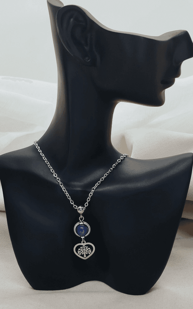Collier acier inoxydable 50 cm agrémenté d&#039;un pendentif &quot;arbre de vie cœur&quot; et perle pierre naturelle sodalite.