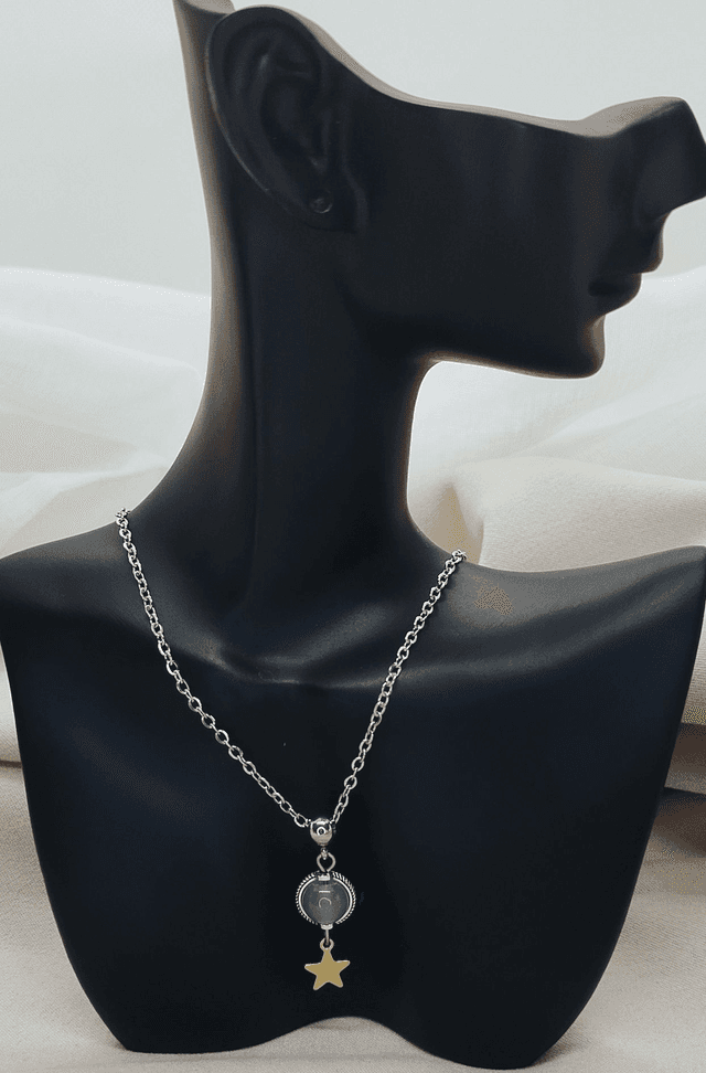 Collier acier inoxydable 50 cm agrémenté d&#039;un pendentif &quot;étoile dorée acier&quot; et d&#039;une perle pierre naturelle aventurine verte.