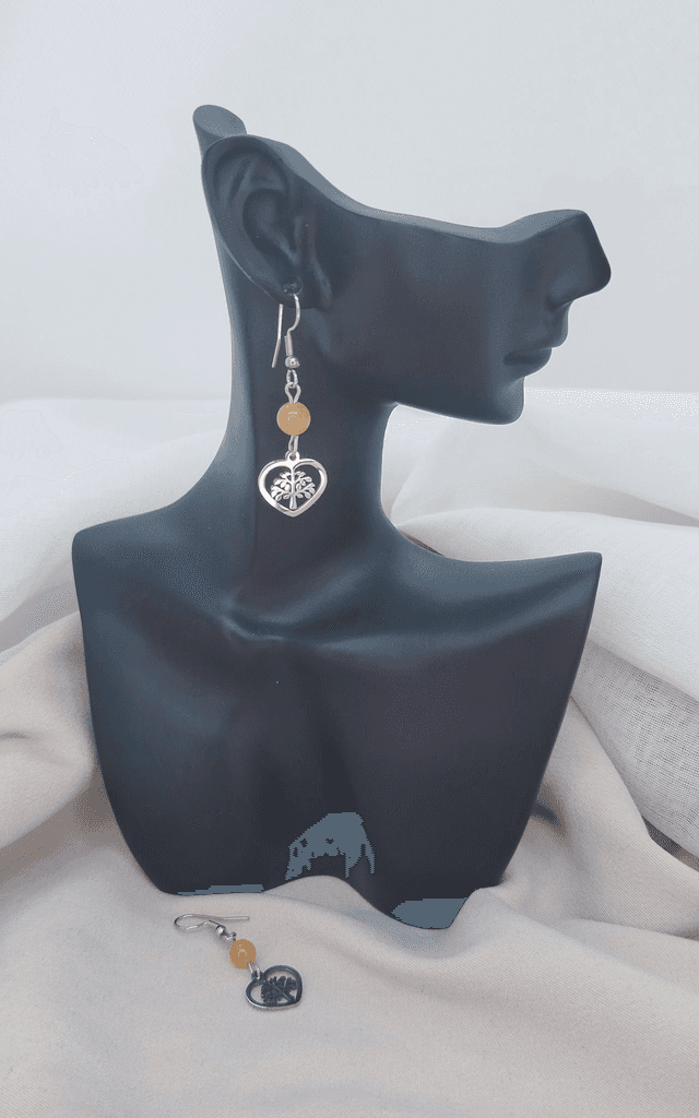 Boucles d&#039;oreilles crochets en acier inoxydable ornées d&#039;une pierre naturelle et d&#039;un pendentif &quot;arbre de vie cœur&quot;.