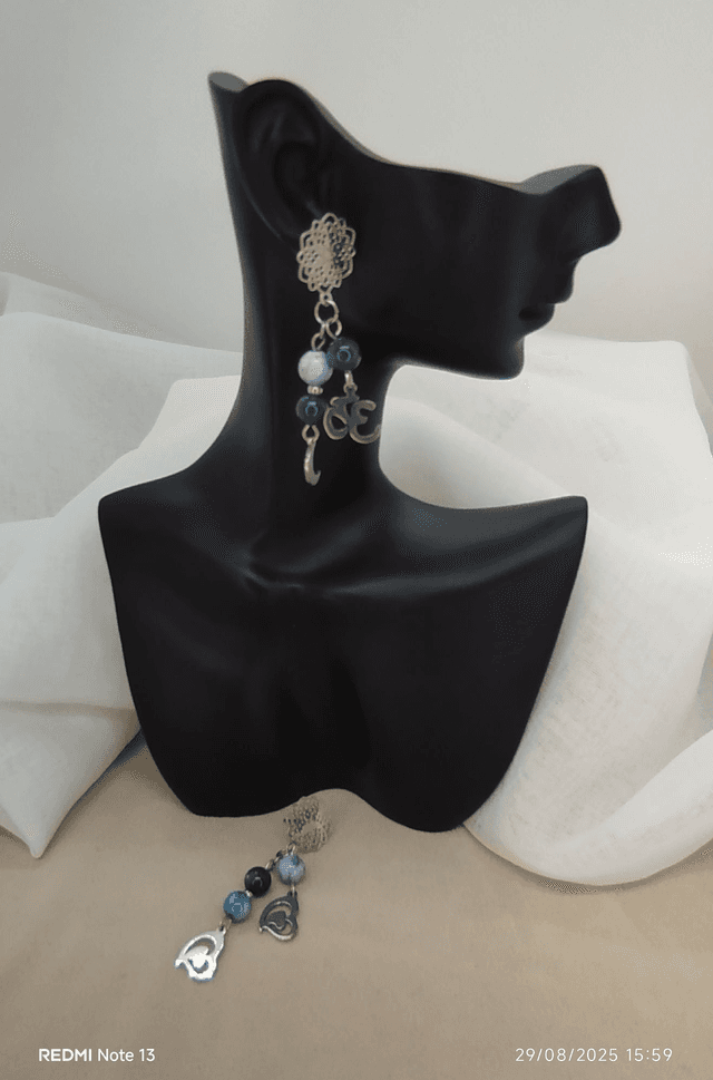 Clous d&#039;oreilles forme &quot;fleur&quot; et pendentifs &quot;cœur, croissant de lune&quot; et &quot;OM hindou&quot; en acier inoxydable, et perles naturelles 6 mm apatite bleue.