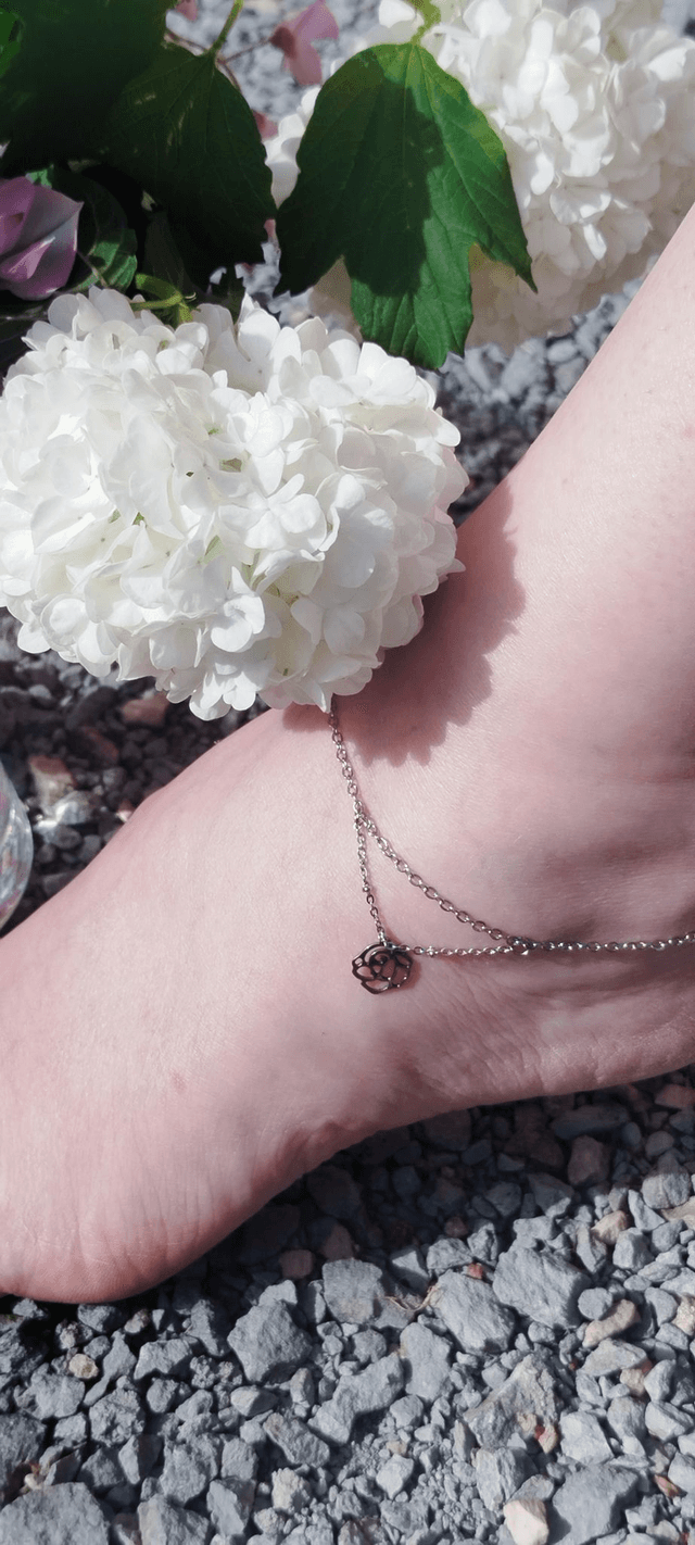 Chaîne de cheville en acier inoxydable ornée d&#039;un pendentif &quot;rose&quot;.
