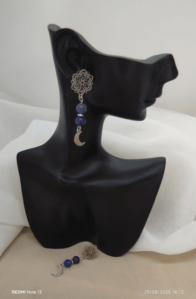 Clous d&#039;oreilles &quot;fleur&quot; et pendentif &quot;croissant de lune&quot; avec pierres naturelles sodalite 6 mm.
