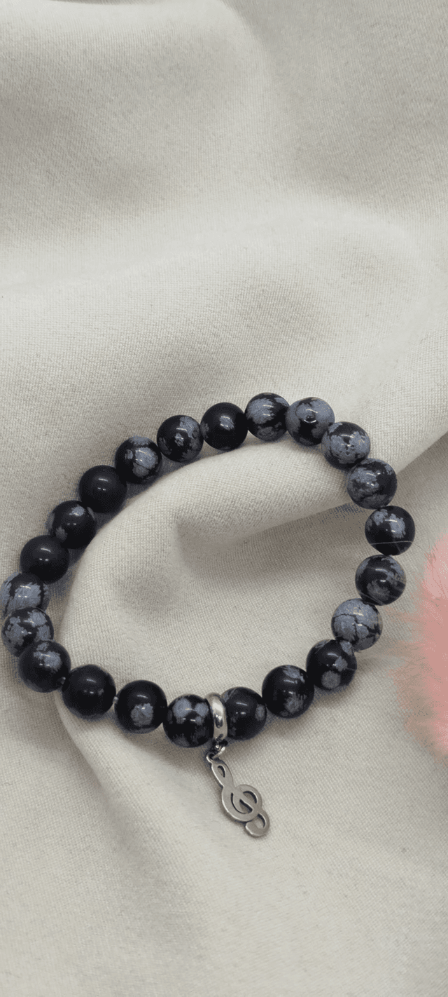 N° 392. Bracelet 16 cm en pierres naturelles de 8 mm (obsidienne flocon de neige). 