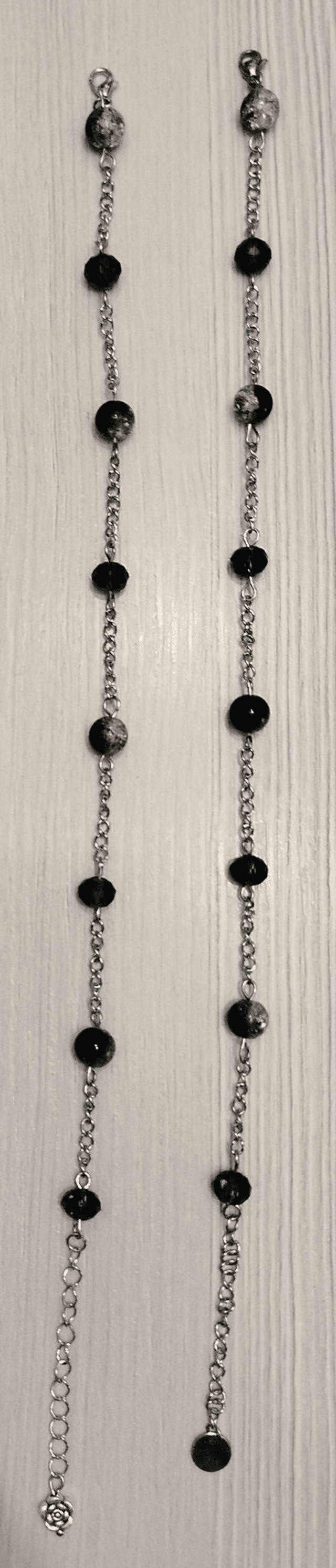 Chaînette de cheville en perles de verre craquelé et à facettes multicolores, longueur ajustable de 24 à 28 cm.